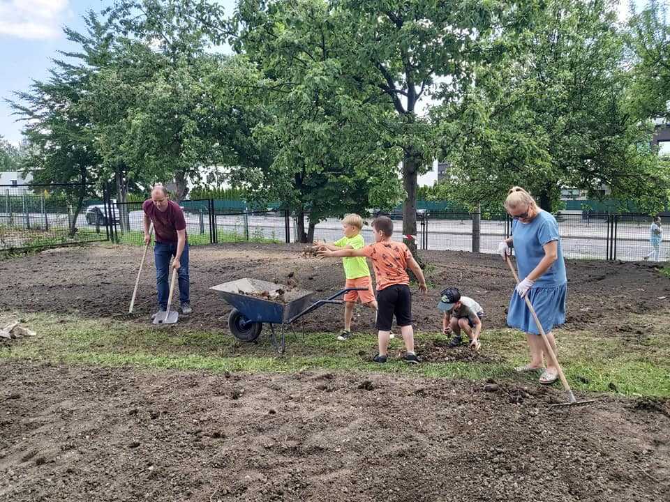 Nowy ogród powstaje na terenie Zespołu Szkół Ogólnokształcących w Chropaczowie 4