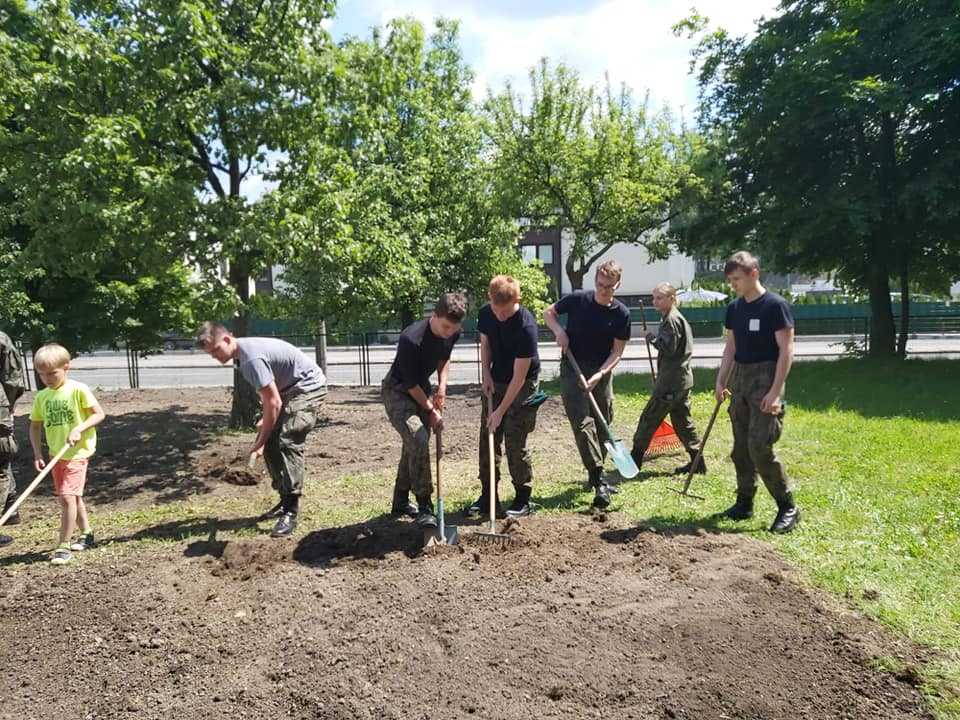 Nowy ogród powstaje na terenie Zespołu Szkół Ogólnokształcących w Chropaczowie 7